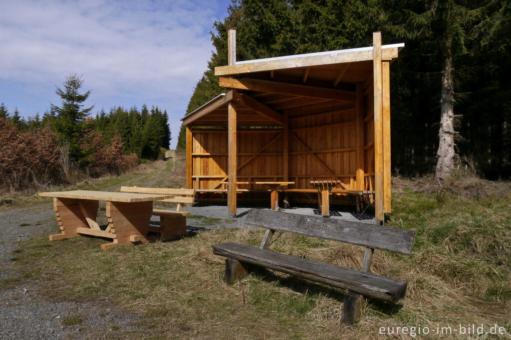 Detailansicht von Schutzhütte mit Picknick-Platz. Narzissen-Wanderun bei Monschau-Höfen