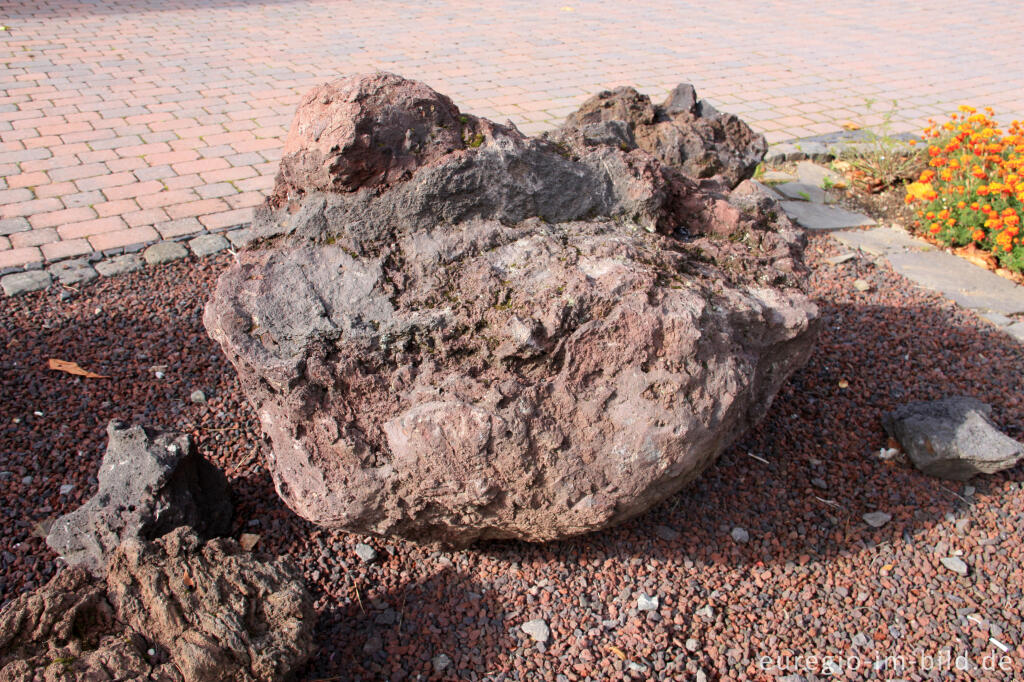 Detailansicht von Schweißschlacke im Geopark Schalkenmehren, Vulkaneifel