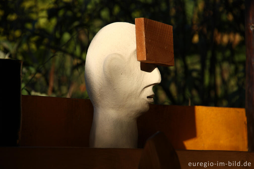 Detailansicht von Skulptur im Hospizgarten des Hortus Dialogus