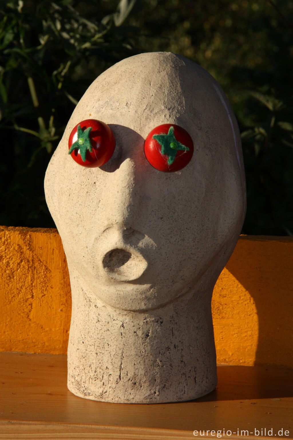 Detailansicht von Skulptur im Hospizgarten des Hortus Dialogus