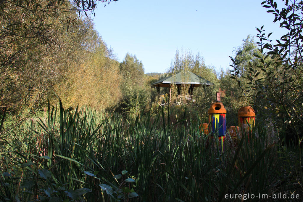 Detailansicht von Skulptur und Pavillon, Hospizgarten des Hortus Dialogus