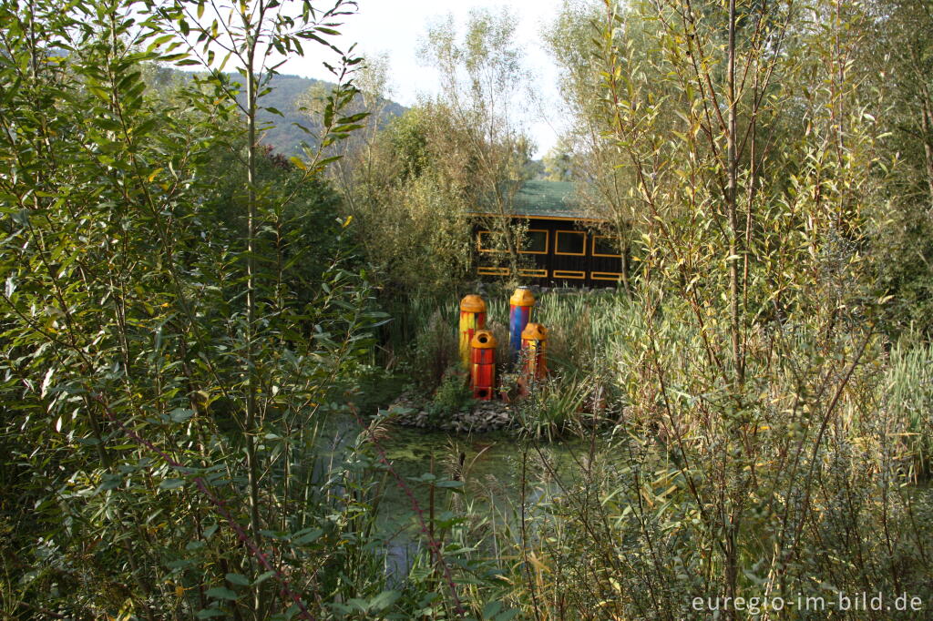 Detailansicht von Skulptur und See im Hospizgarten des Hortus Dialogus