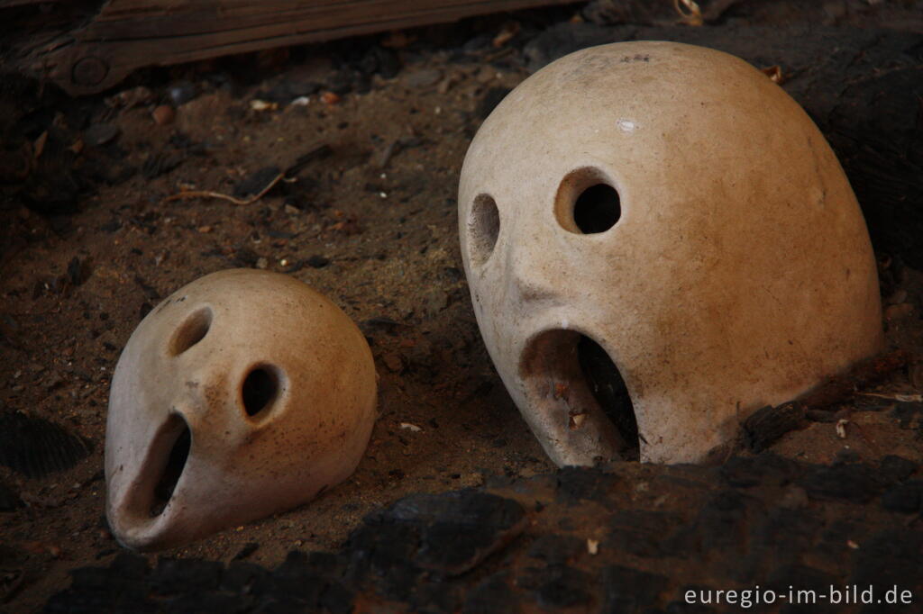 Detailansicht von Skulpturen im Hospizgarten des Hortus Dialogus