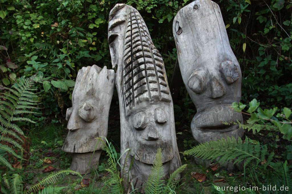 Detailansicht von Skulpturen im Hospizgarten des Hortus Dialogus