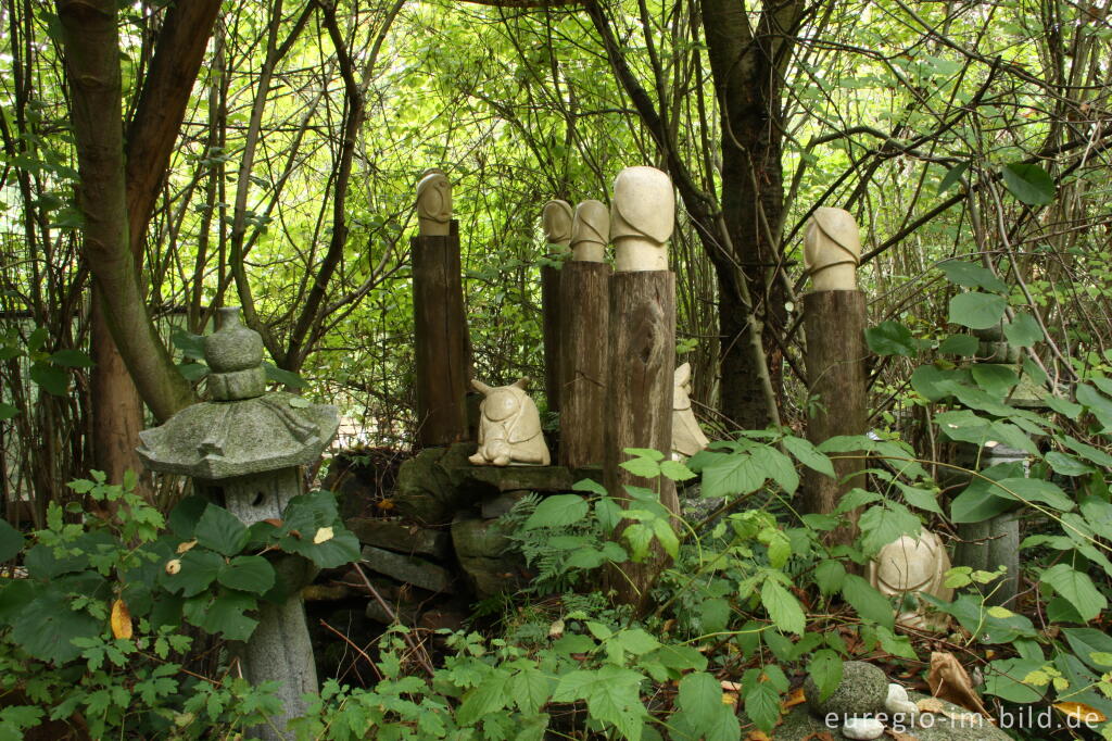 Detailansicht von Skulpturen und Steinlaterne im Hortus Dialogus