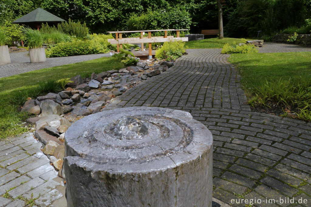 Detailansicht von Springbrunnen mit Wasserlauf im "Garten der Sinne"