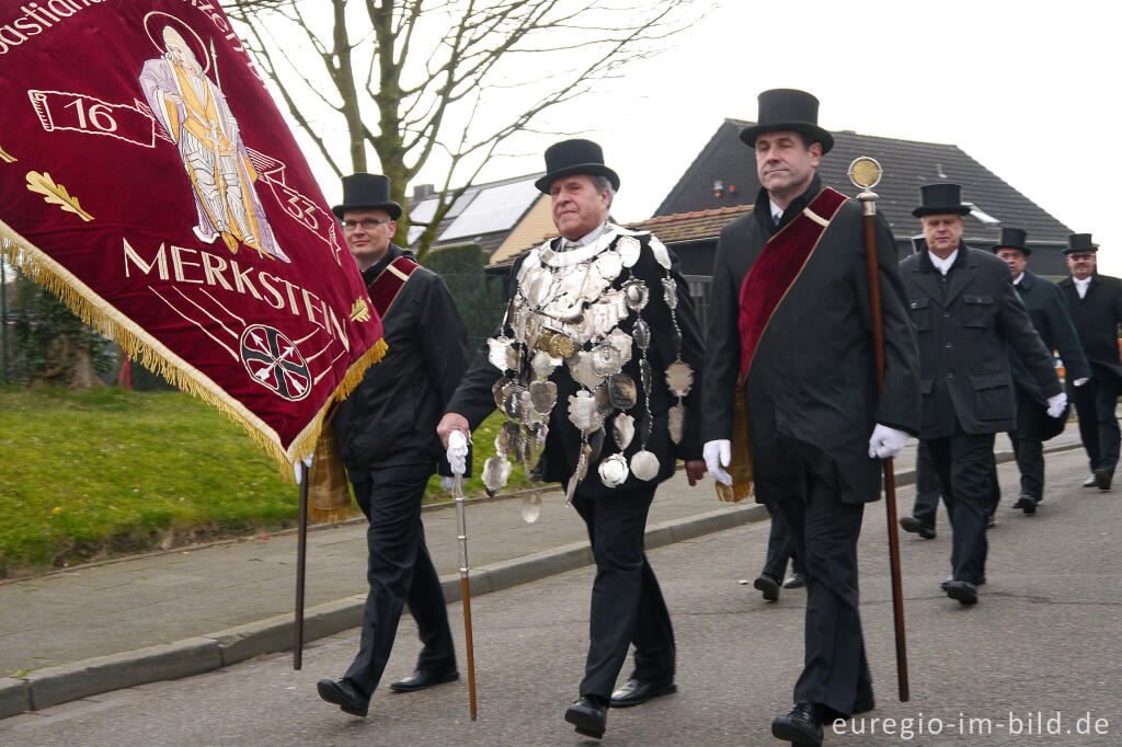 Detailansicht von St. Sebastianusbruderschaft in Alt-Merkstein, Kranzniederlegung am Sonntag