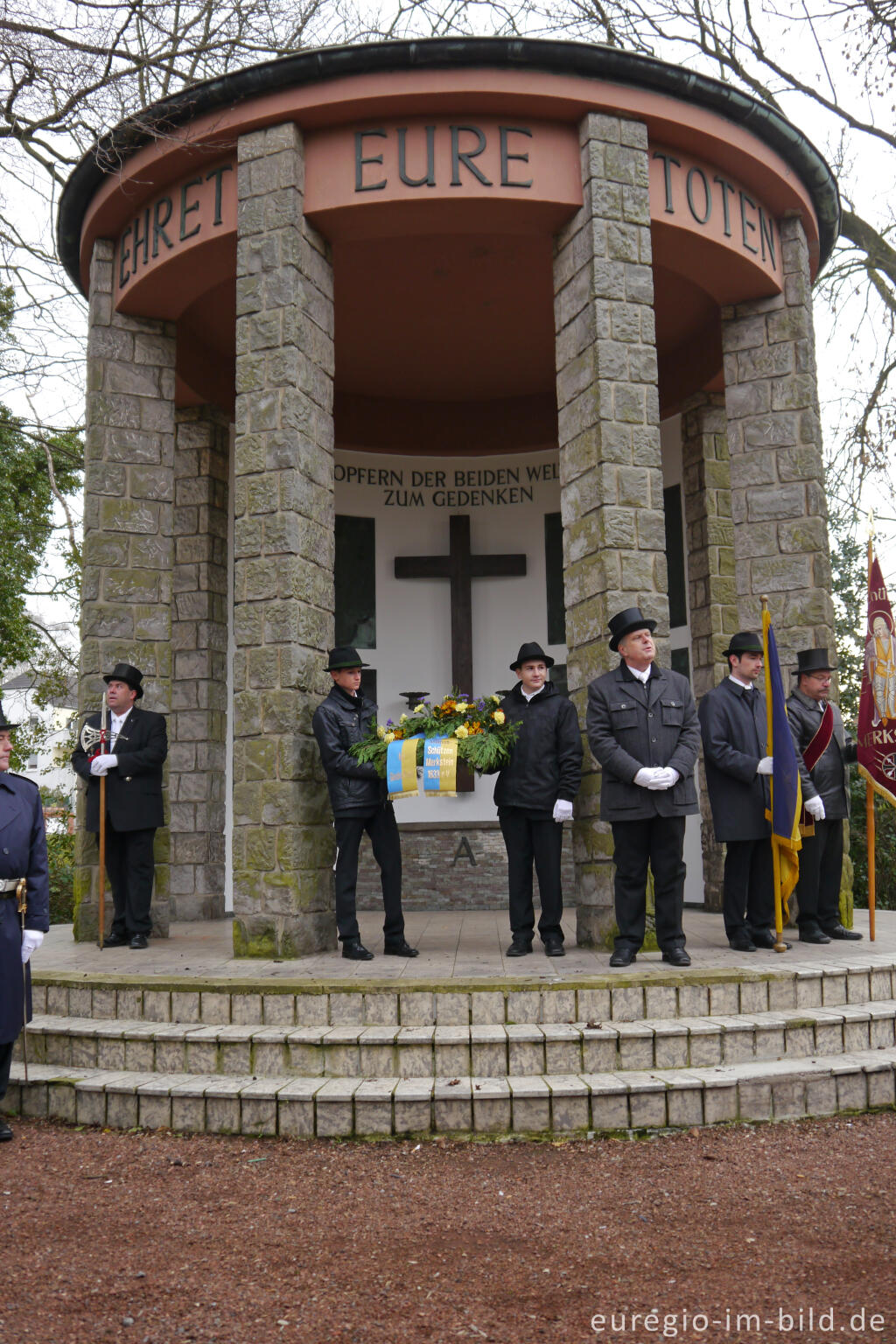 Detailansicht von St. Sebastianusbruderschaft in Alt-Merkstein, Kranzniederlegung am Sonntag