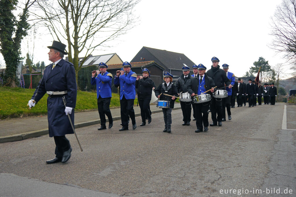 Detailansicht von St. Sebastianusbruderschaft in Alt-Merkstein, Kranzniederlegung am Sonntag