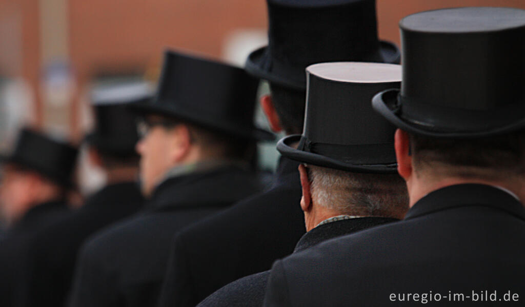 Detailansicht von St. Sebastianusbruderschaft in Alt-Merkstein, Kranzniederlegung am Sonntag