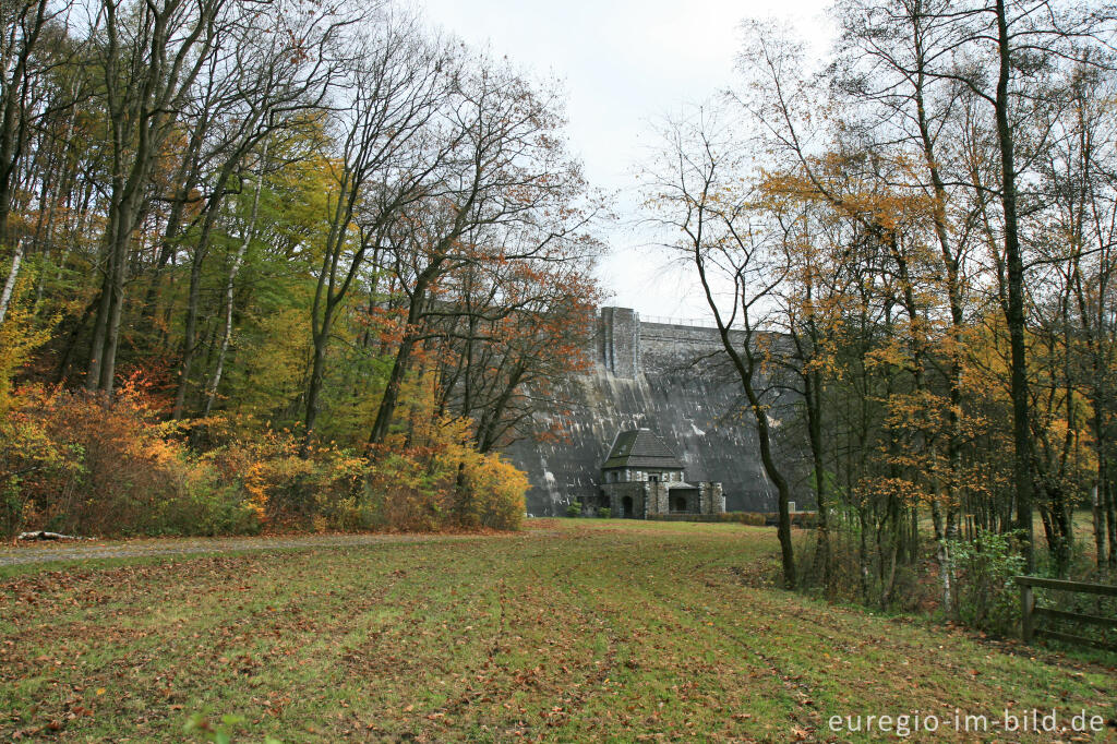 Detailansicht von Staumauer der Dreilägerbachtalsperre