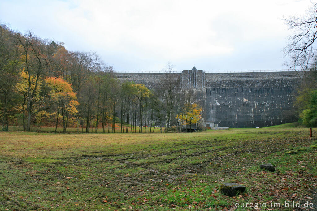 Detailansicht von Staumauer der Dreilägerbachtalsperre