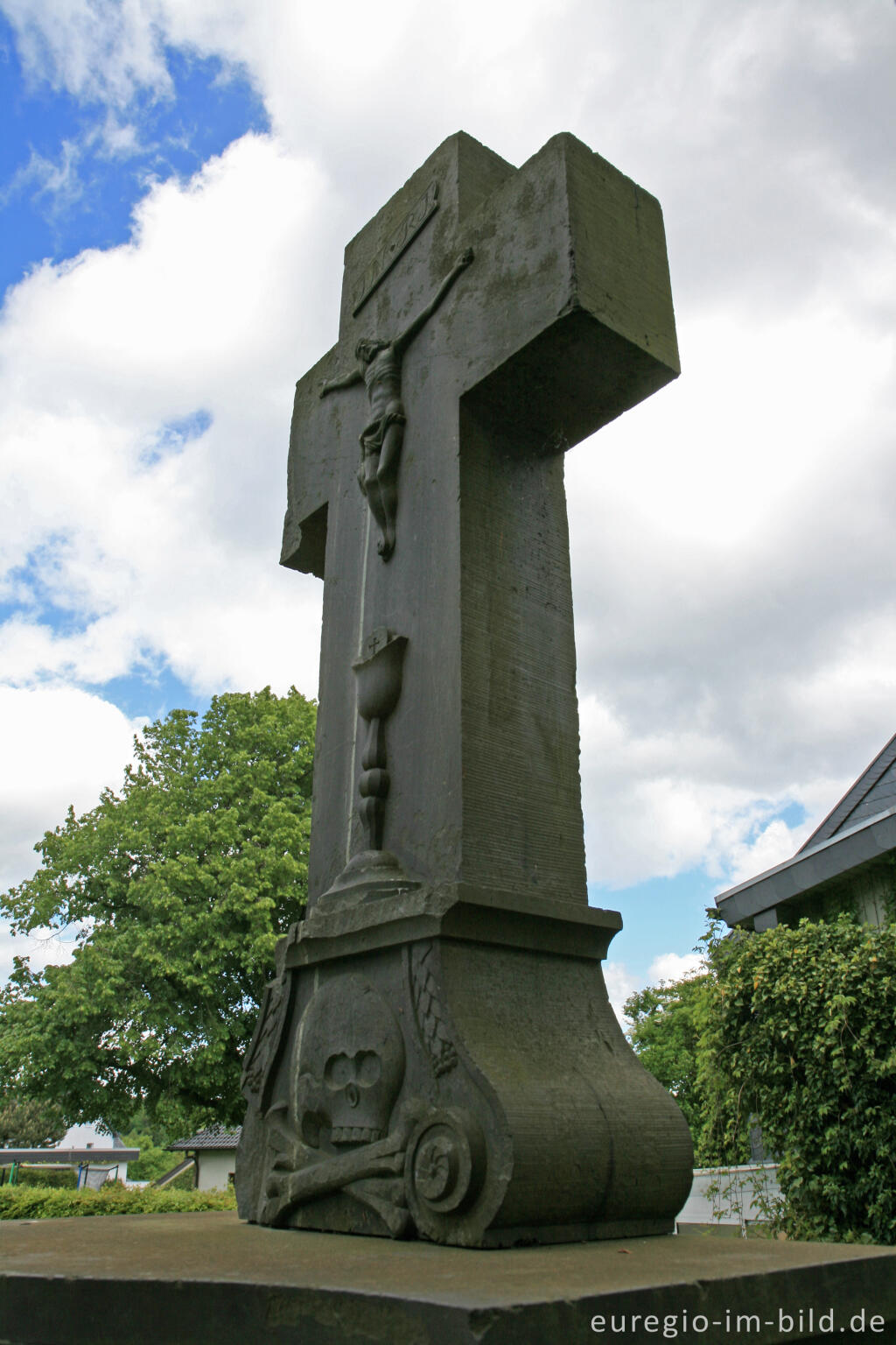 Detailansicht von Steinkreuz bei der Marienkapelle, Roetgen, Nordeifel