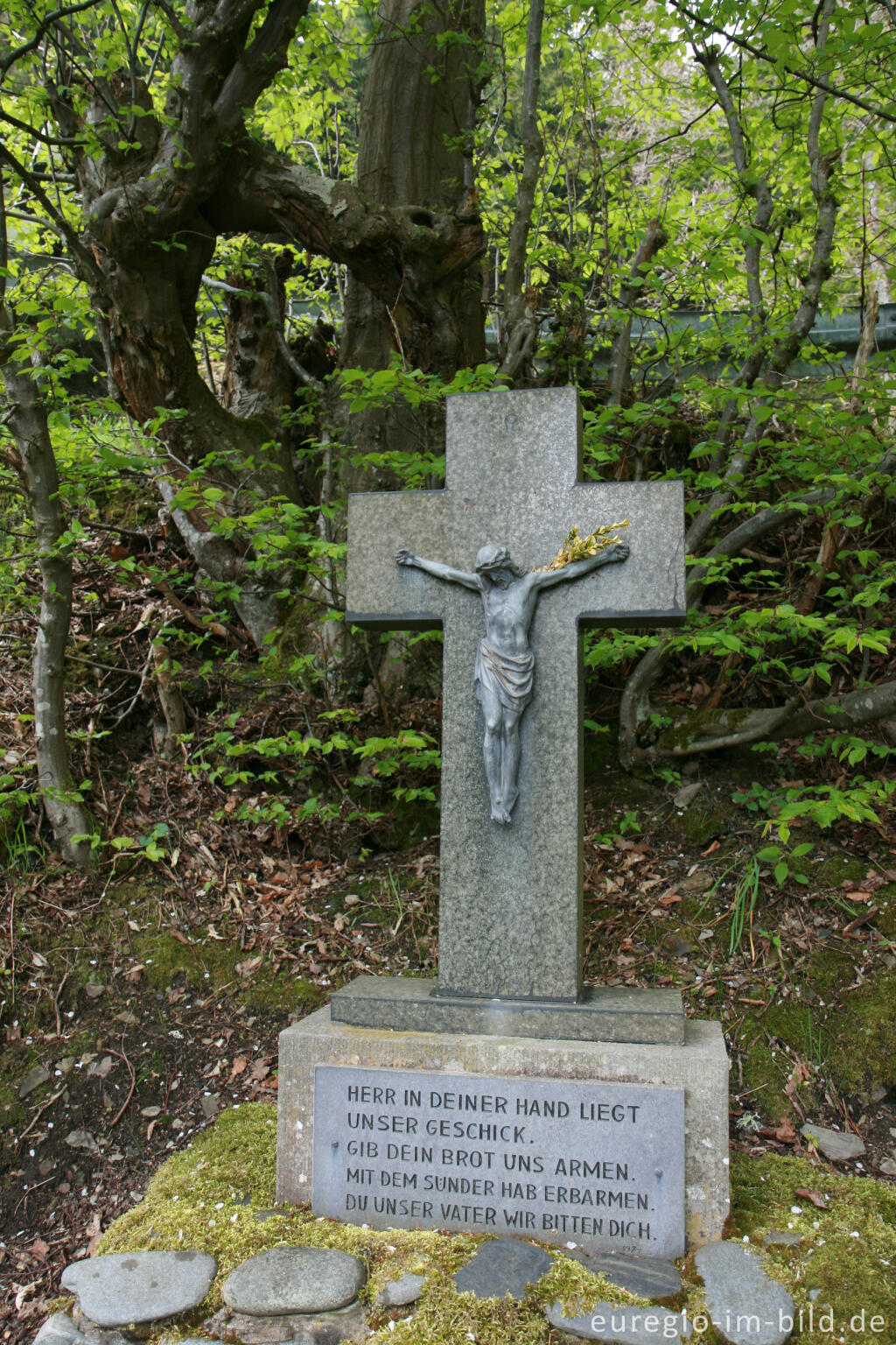 Steinkreuz mit Inschrift im Rurtal bei Hammer