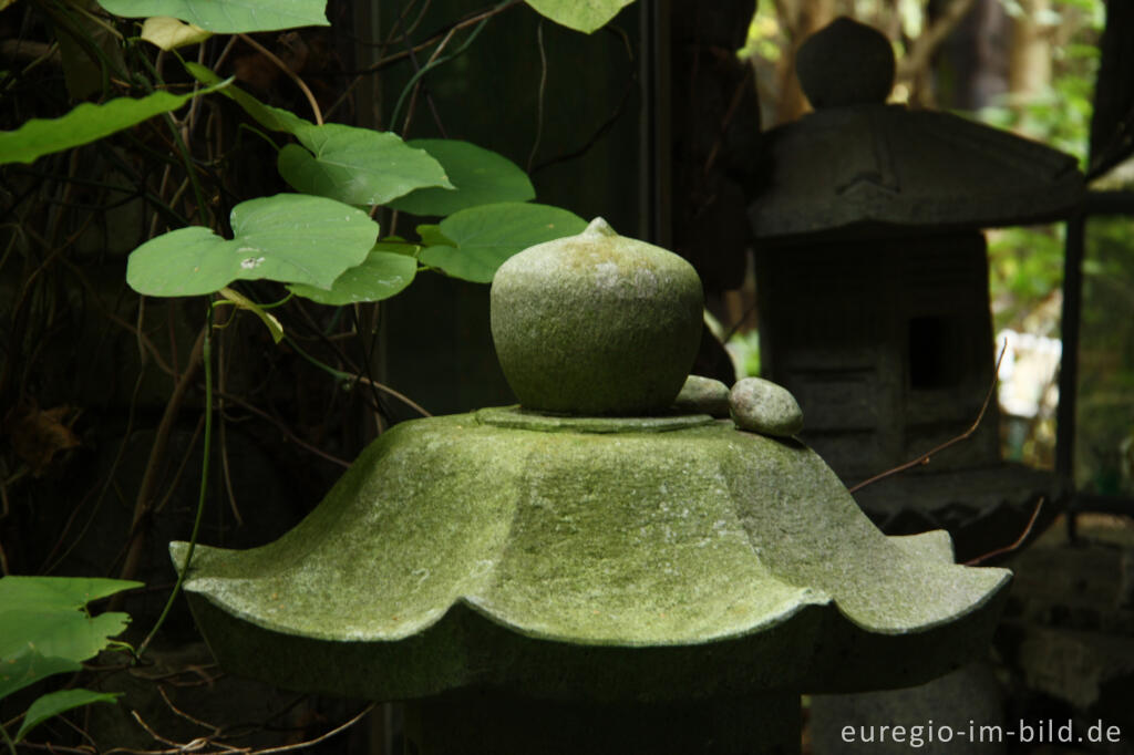 Detailansicht von Steinlaternen im Hortus Dialogus, Nideggen - Abenden