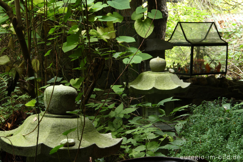 Detailansicht von Steinlaternen im Hortus Dialogus, Nideggen - Abenden