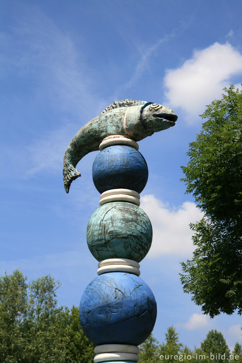 Detailansicht von Stele am Kreisverkehr beim Seezentrum am Blausteinsee