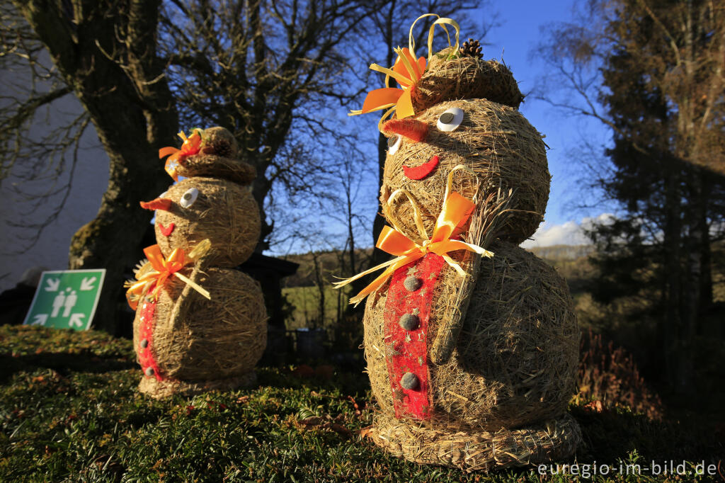 Detailansicht von Strohmänner auf dem Weihnachtsmarkt in Kronenburg