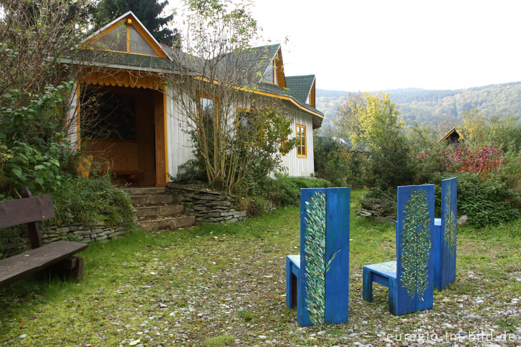 Detailansicht von Stühle mit unterschiedlicher Sitzhöhe, Hospizgarten des Hortus Dialogus