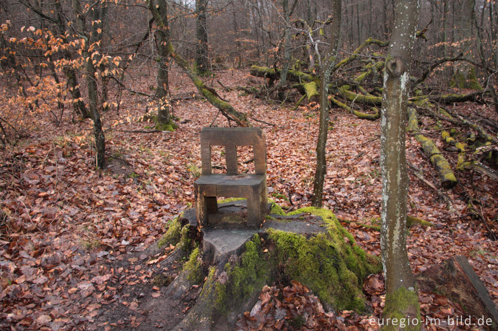 Detailansicht von Stuhl-Objekt auf der 7. Etappe des Eifelsteigs