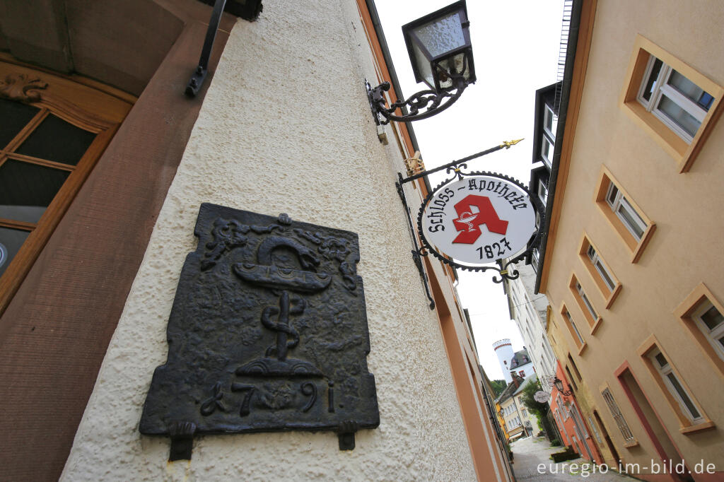 Detailansicht von Takenplatte mit dem Symbol der Äskulapnatter vor der Schloss-Apotheke, Neuerburg