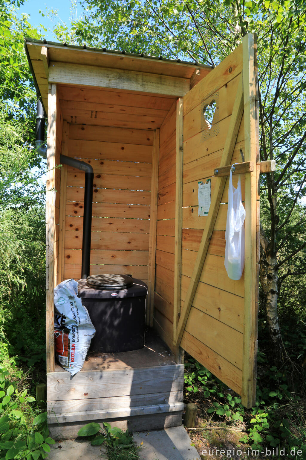 Detailansicht von Toilette beim Trekkingplatz in der Eifel