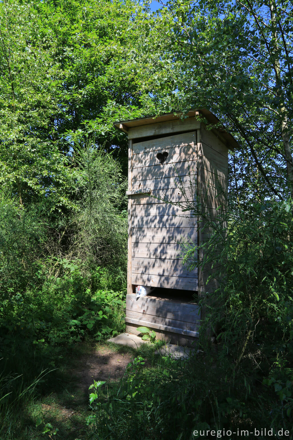 Detailansicht von Toilette beim Trekkingplatz in der Eifel