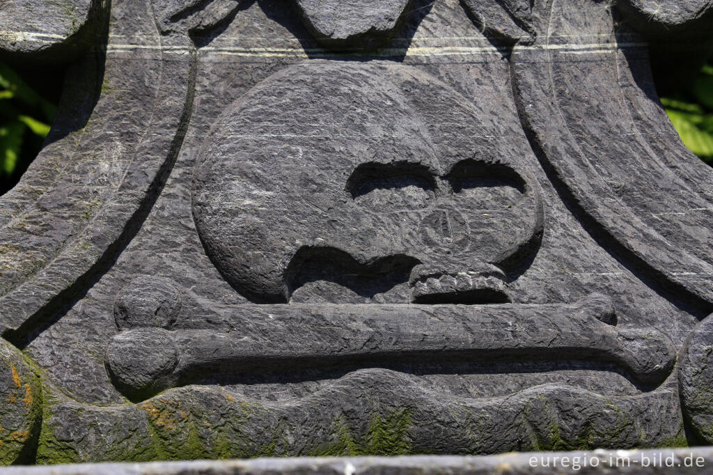 Totenkopf an einem Wegekreuz zwischen Burg Reuland und Bracht