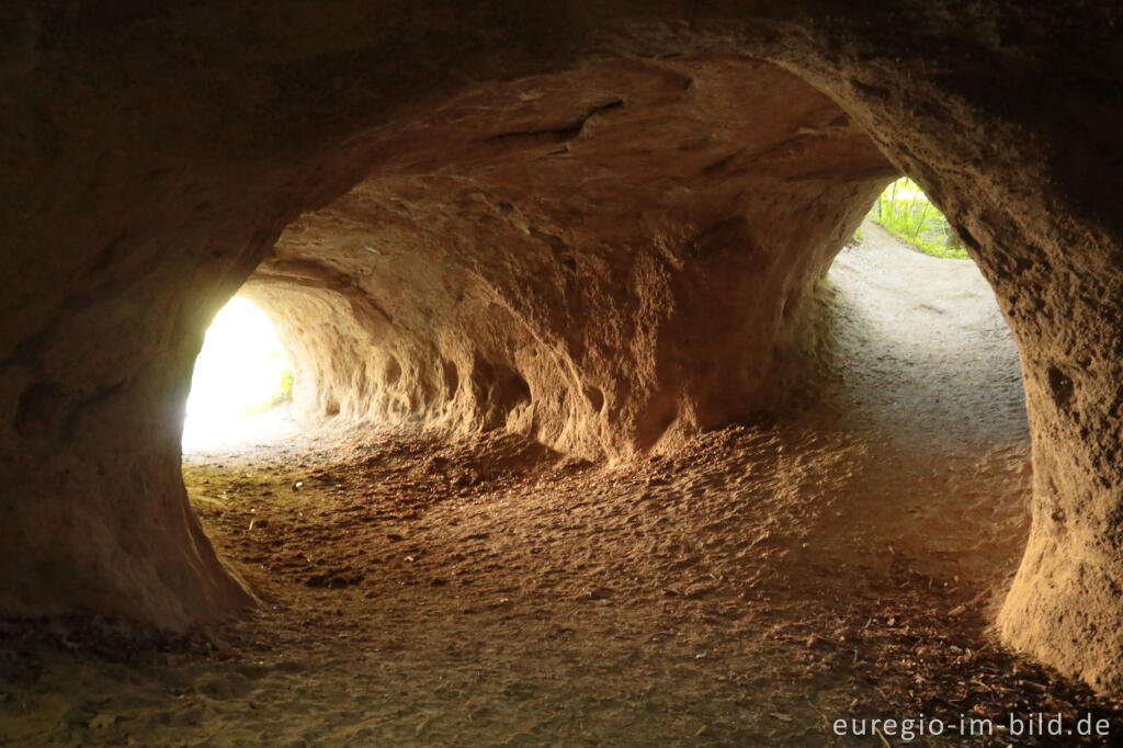 Detailansicht von Trass, Brohltal, Vulkaneifel, Trasshöhlen, vulkanisch, Höhlen, Höhlen- und Schluchtensteig, Wanderwege, Brohl,