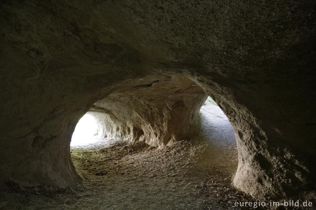 Detailansicht von Trass, Brohltal, Vulkaneifel, Trasshöhlen, vulkanisch, Höhlen, Höhlen- und Schluchtensteig, Wanderwege, Brohl,