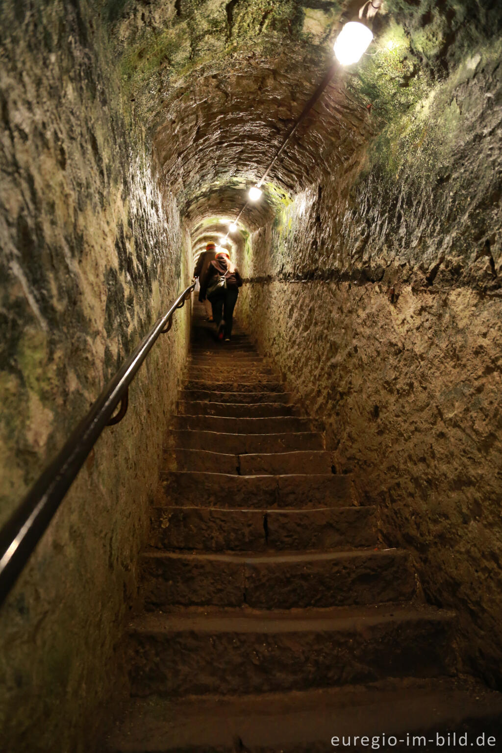 Detailansicht von Treppe hinunter in den Lavakeller der Stadt Mendig (Vulkaneifel)