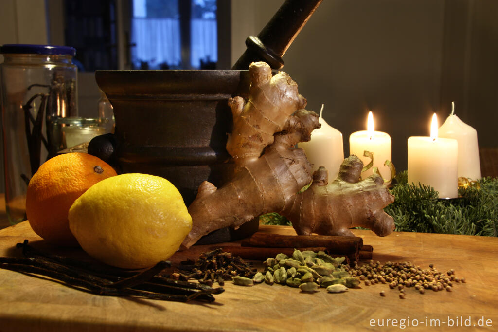 Detailansicht von Typische Gewürze für Punsch und Weihnachtsgebäck