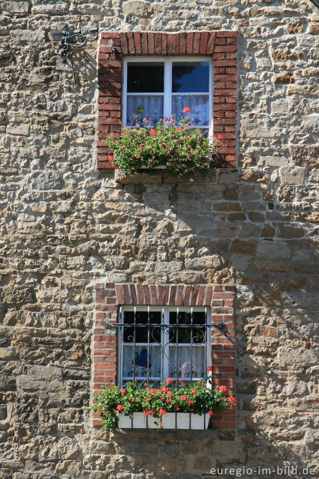 Detailansicht von typisches Bruchsteinhaus, Vennstraße, Venwegen, Nordeifel 