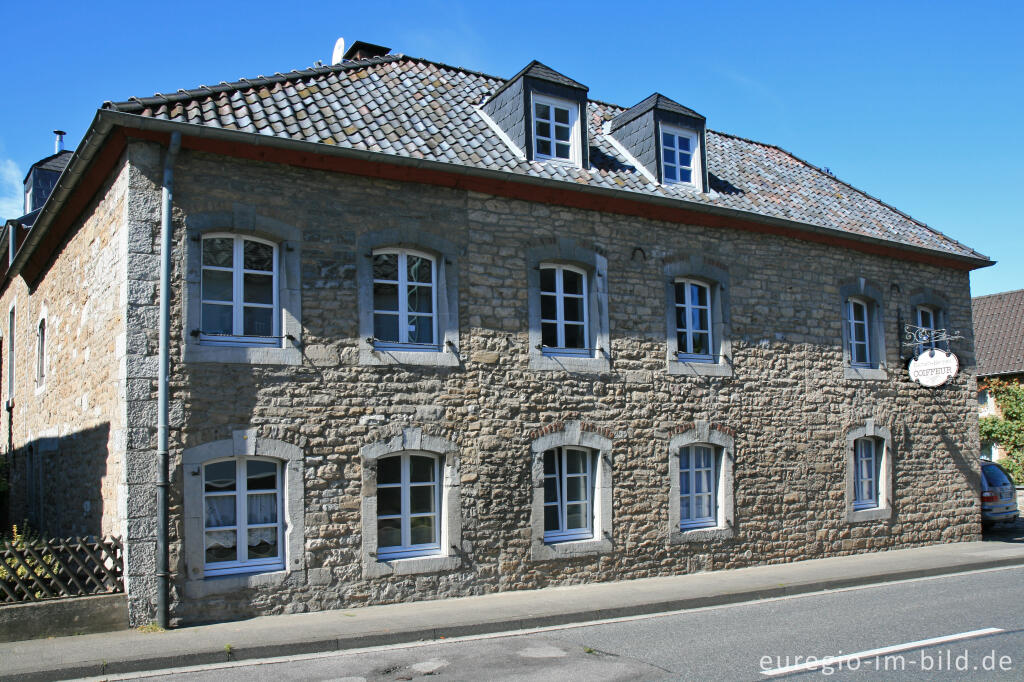 Detailansicht von typisches Bruchsteinhaus, Vennstraße, Venwegen, Nordeifel 