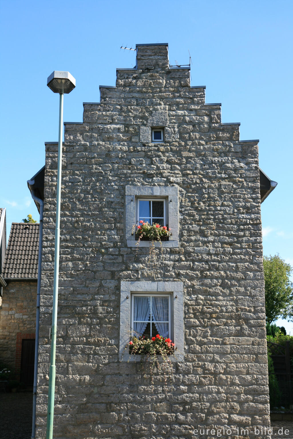 Detailansicht von typisches Bruchsteinhaus, Vennstraße, Venwegen, Nordeifel 