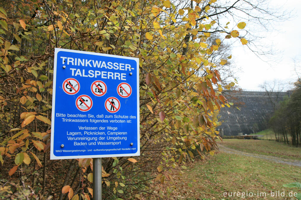 Detailansicht von Typisches Verbotsschild bei einem Trinkwasserstausee 