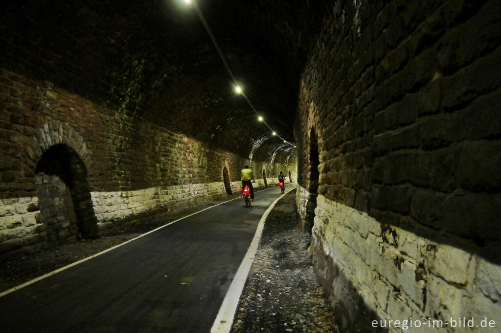 Detailansicht von Vennbahn-Radweg im Lommersweiler Tunnel, Tal der Braunlauf