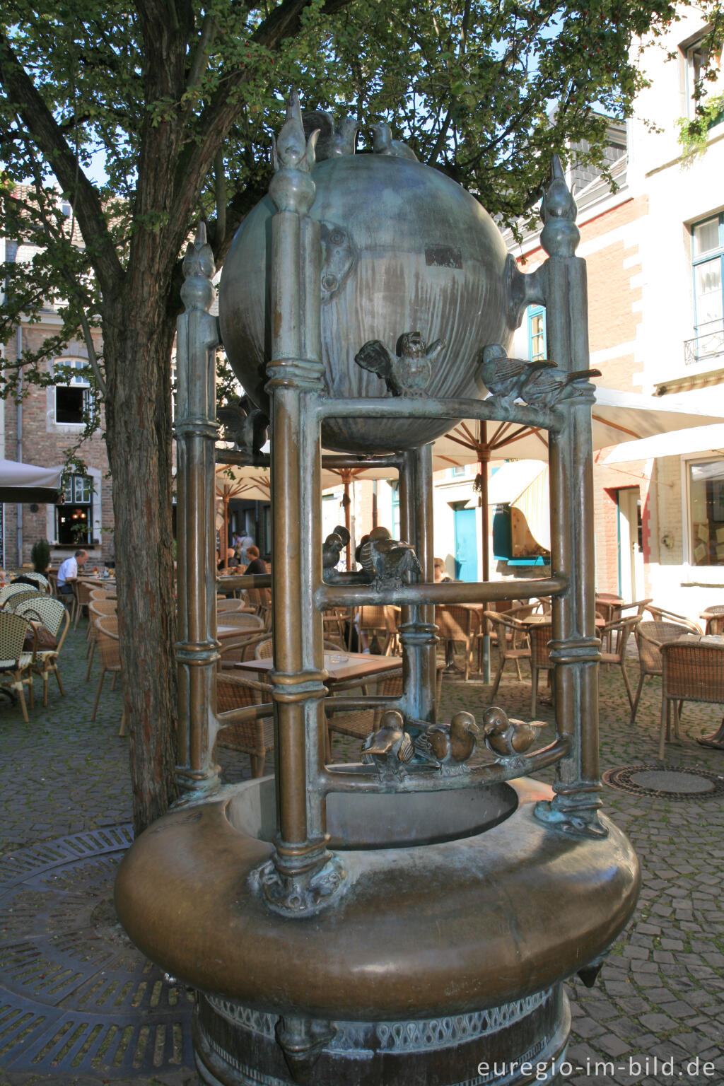 Detailansicht von Vogelbrunnen oder Möschebrunnen, Münsterplatz, Aachen