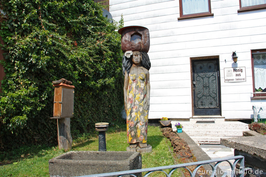 Detailansicht von Vorgarten in Neroth mit Holzskulptur