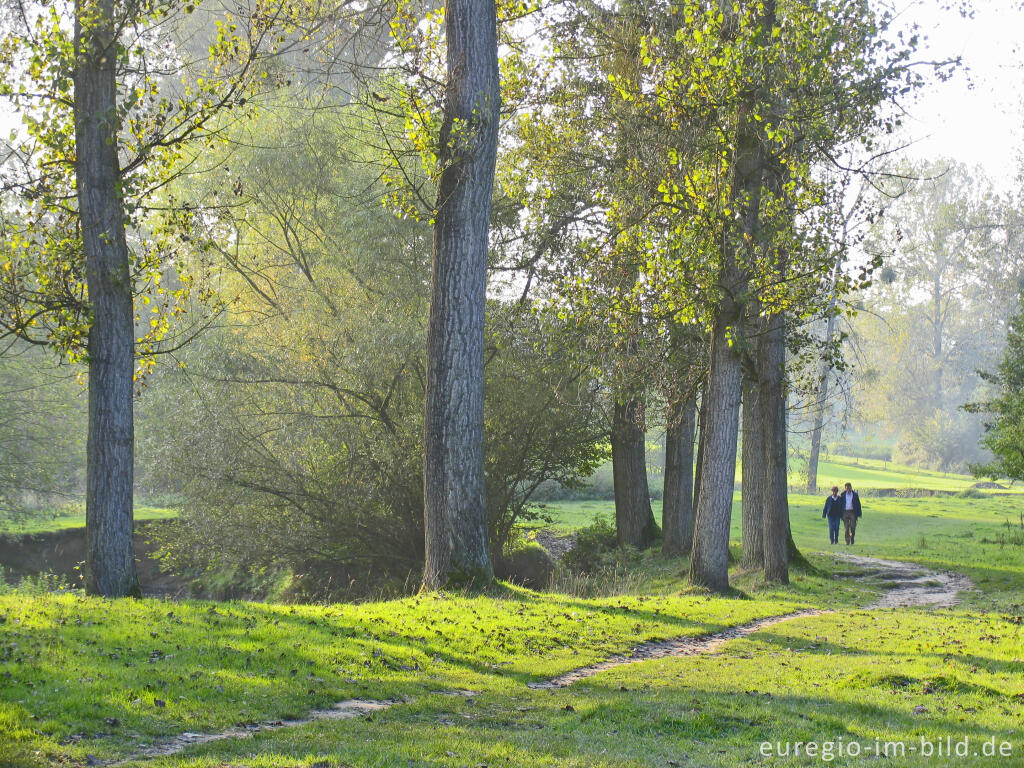 Wanderer auf einem Pfad bei der Geul zwischen Cottessen und Epen