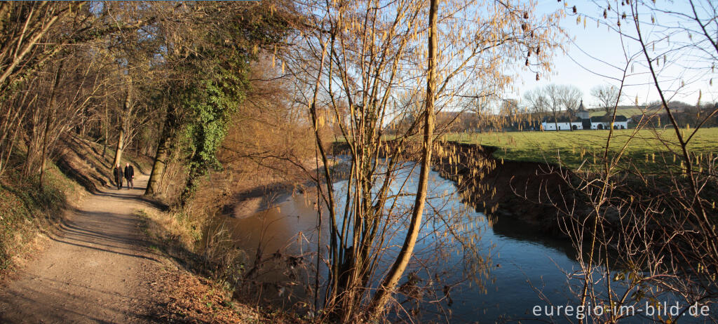 Detailansicht von Wanderweg entlang der Geul bei Oud-Valkenburg