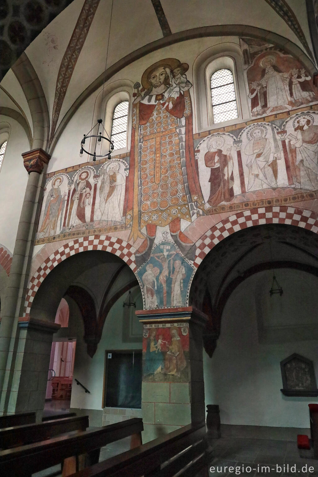 Detailansicht von Wandmalereien in der Kirche St. Cyriakus in Niedermendig