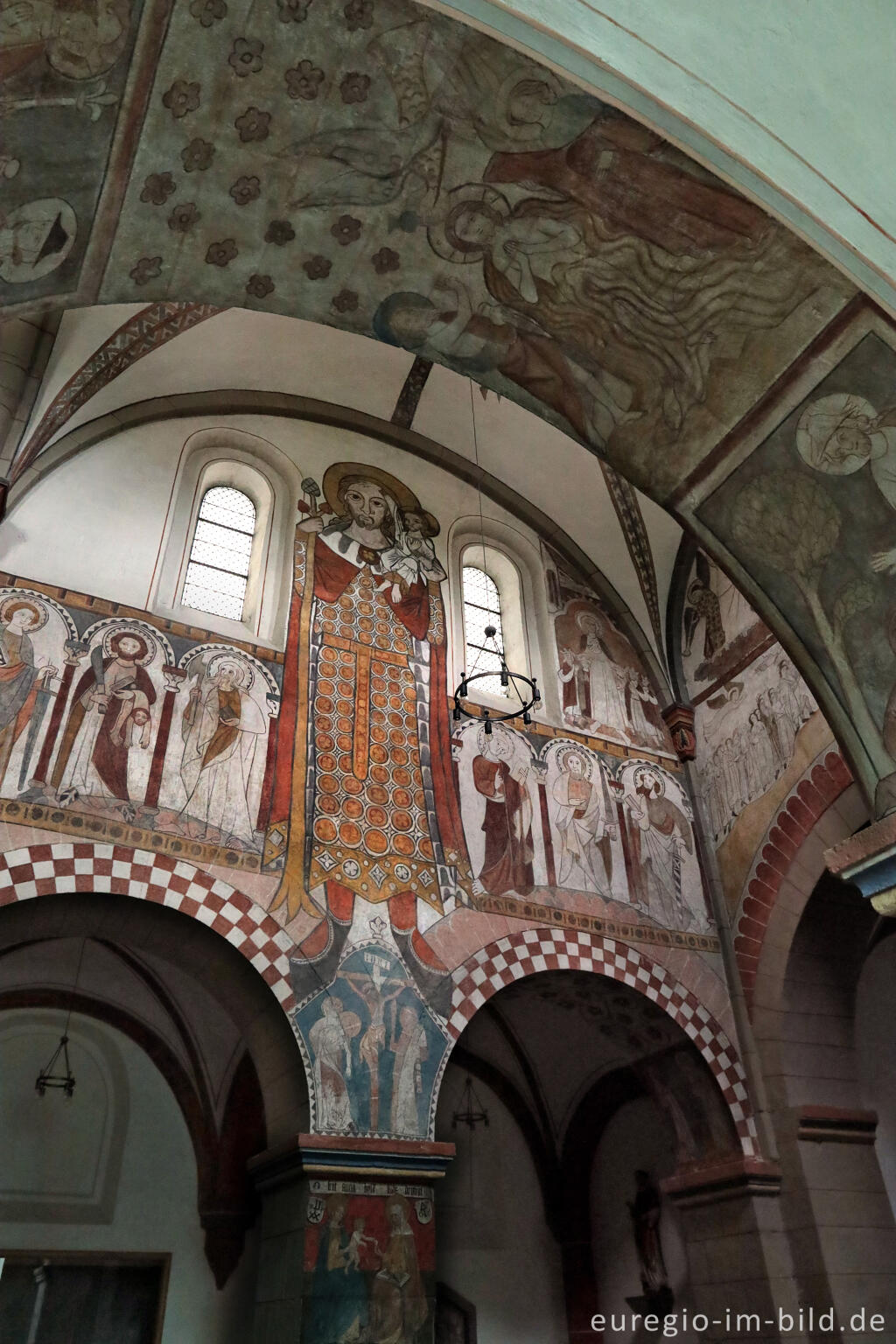 Detailansicht von Wandmalereien in der Kirche St. Cyriakus in Niedermendig