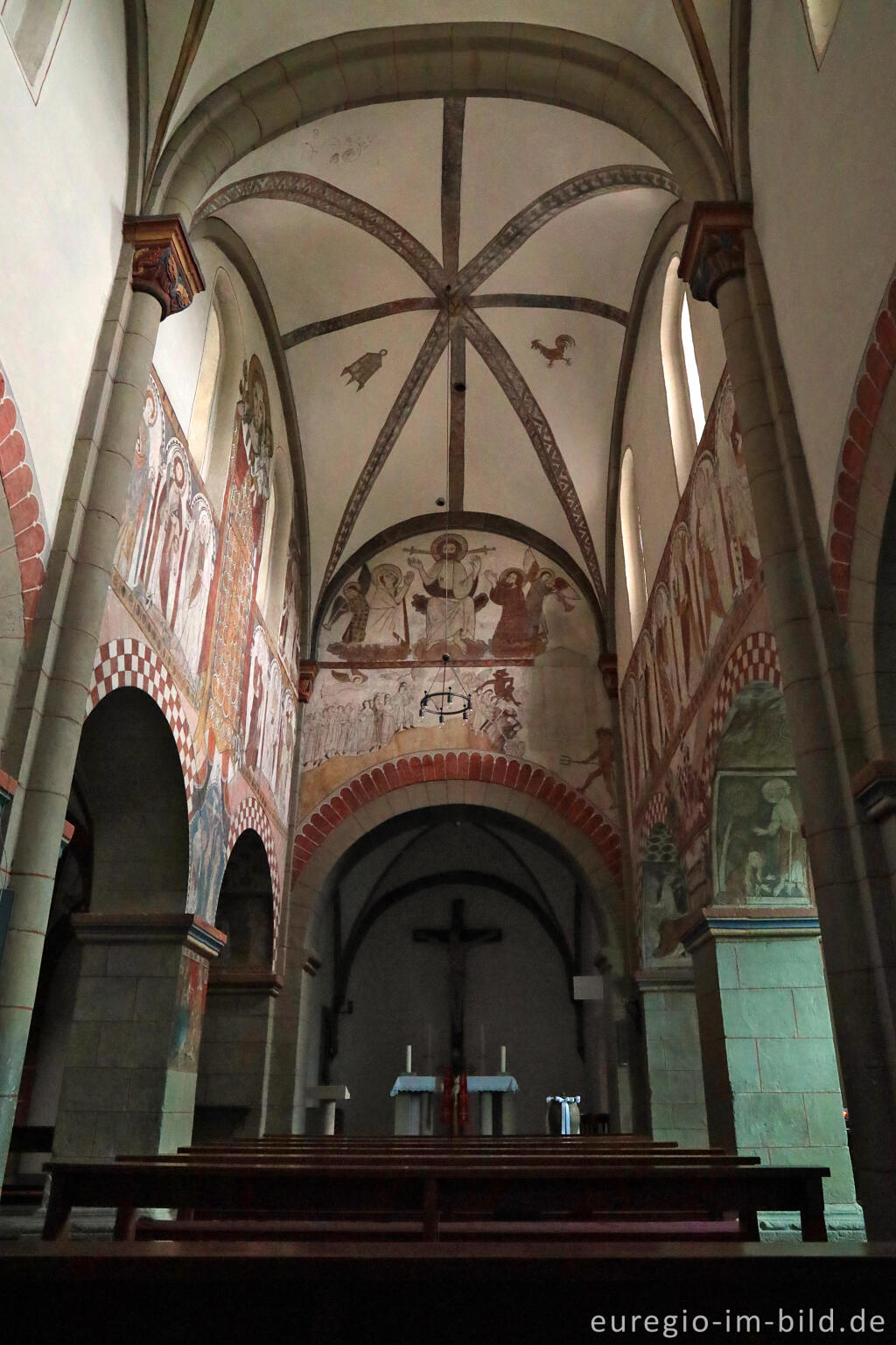 Detailansicht von Wandmalereien in der Kirche St. Cyriakus in Niedermendig