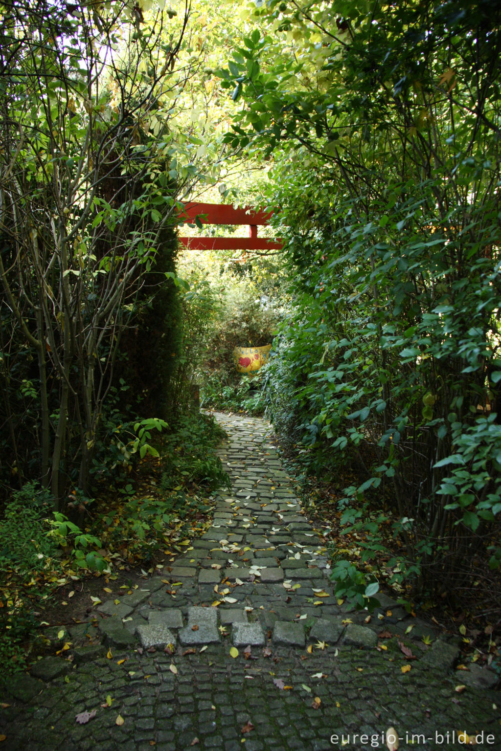 Detailansicht von Weg und China-Tor im "Hortus Dialogus"