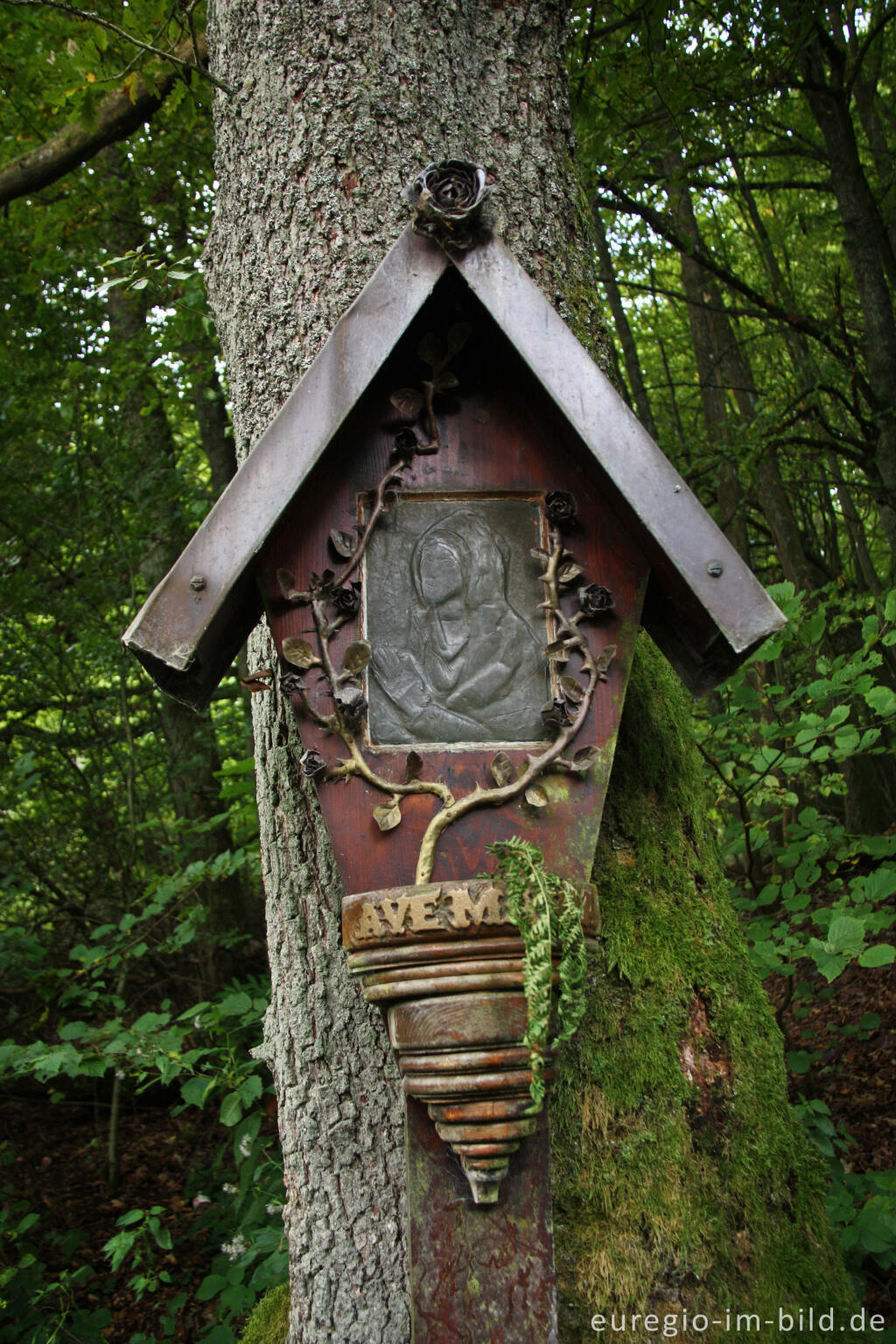 Detailansicht von Wegekreuz auf dem Eifelsteig bei Schleiden-Olef