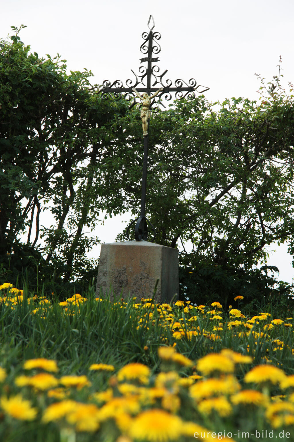 Detailansicht von Wegekreuz in der Hecken- und Wiesenlandschaft bei Raeren, B.