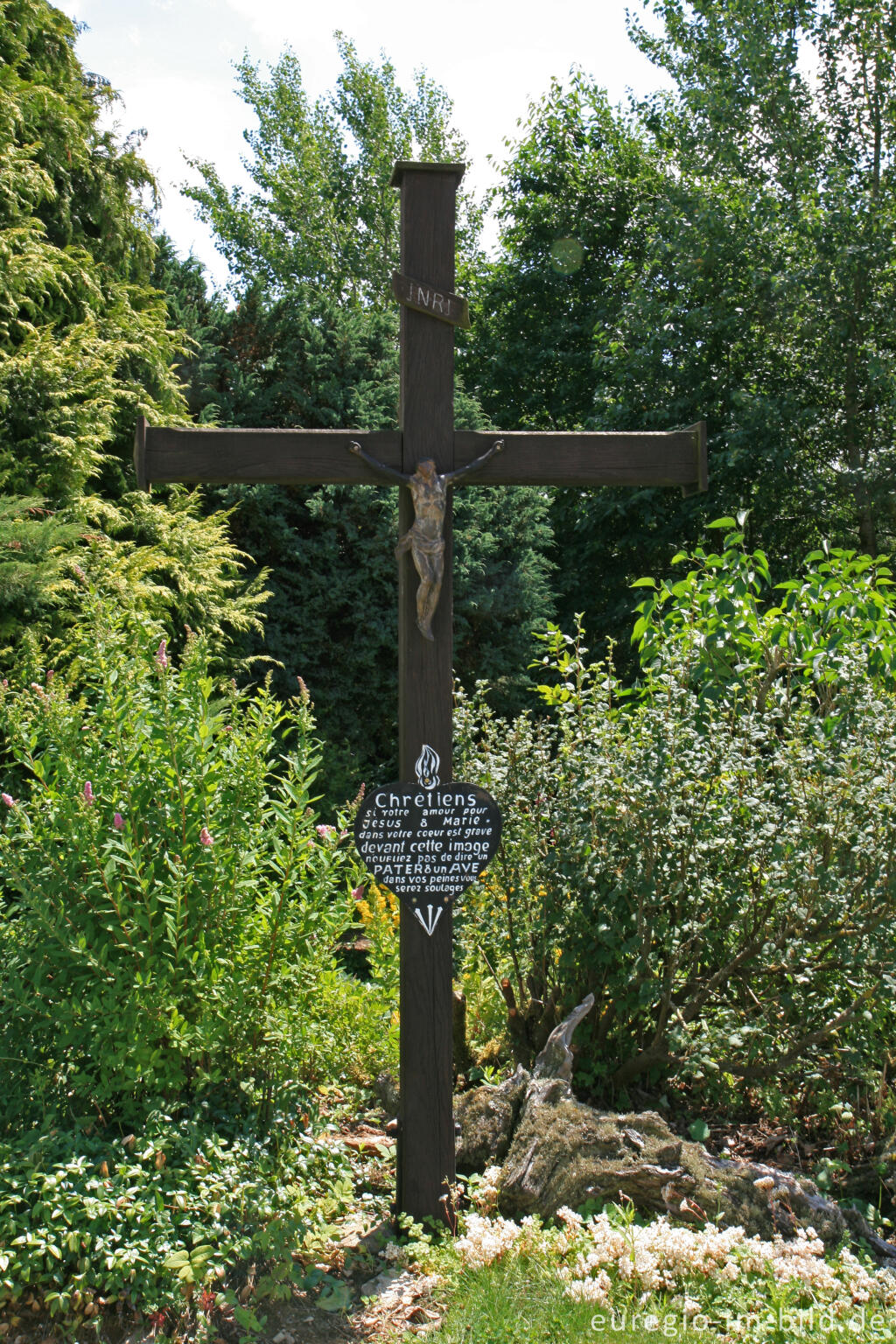 Detailansicht von Wegekreuz mit Inschrift bei Bellevaux in den Ardennen