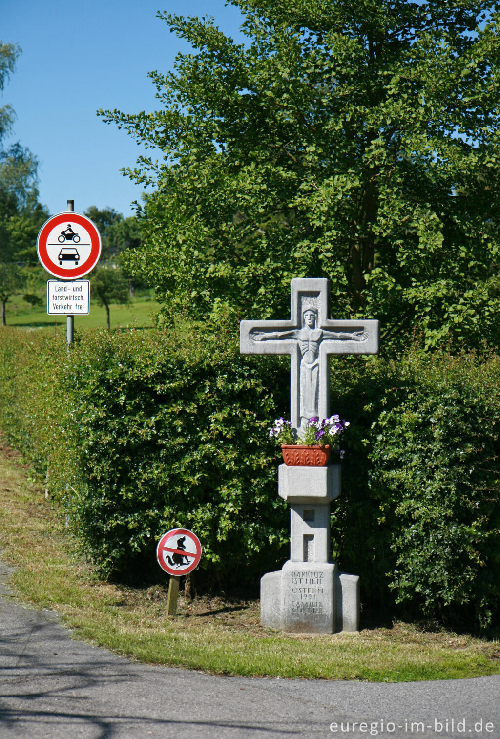 Detailansicht von Wegkreuz mit Schildern in Rott, Gemeinde Roetgen