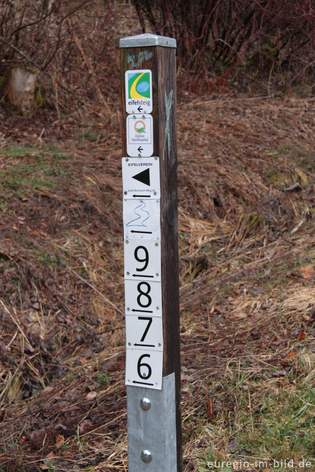 Detailansicht von Wegmarkierung auf der 7. Etappe des Eifelsteigs